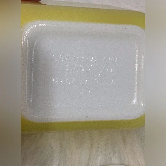 Antique Primary Yellow Glass Pyrex Storage Container - Picture 5 of 8